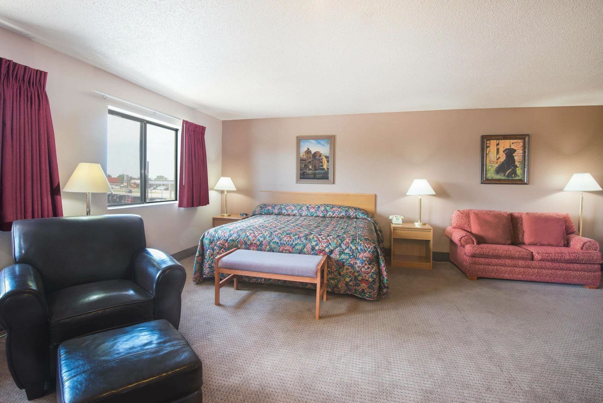 Super 8 By Wyndham Ks Hotel 2*