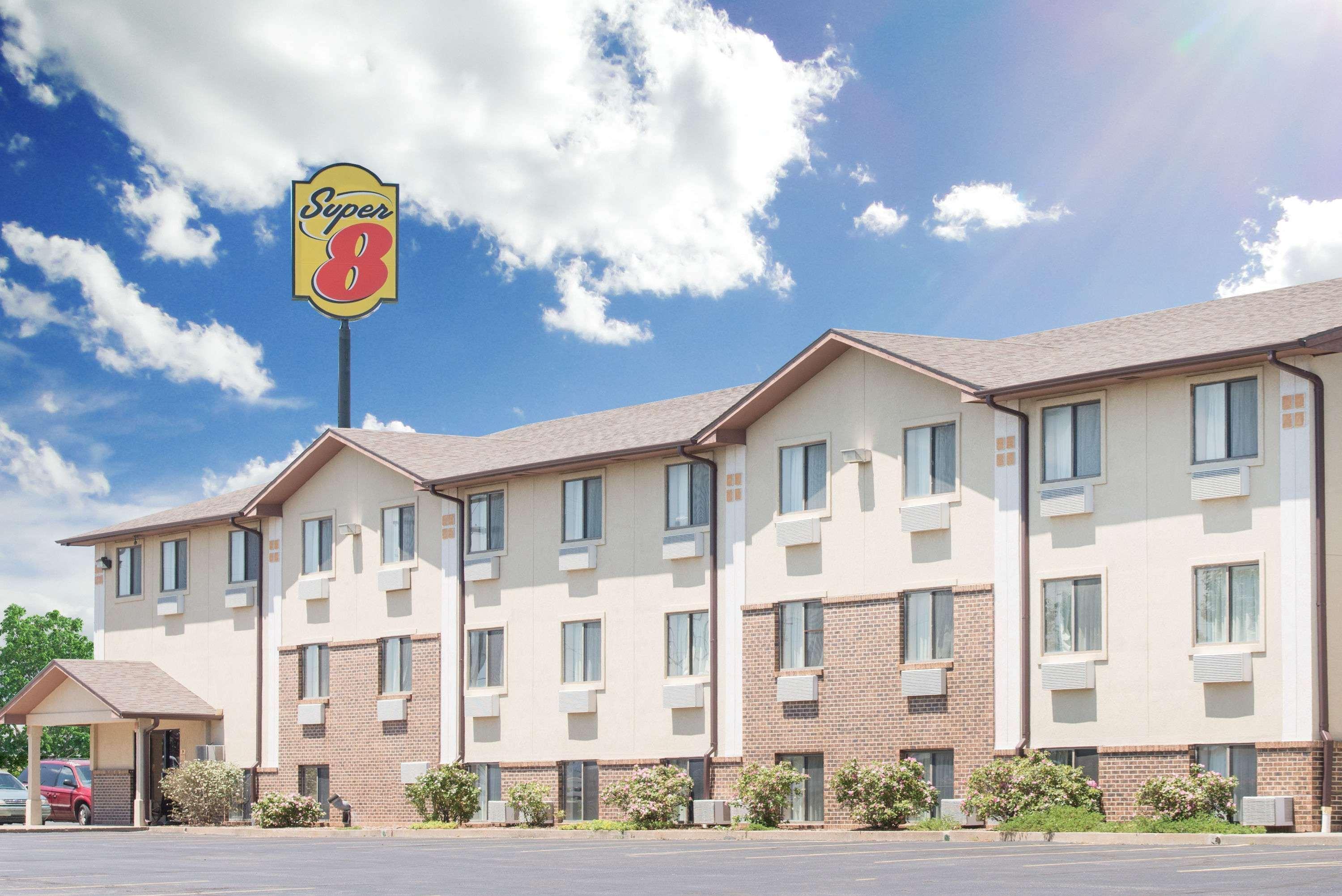 Super 8 By Wyndham Ks Hotel