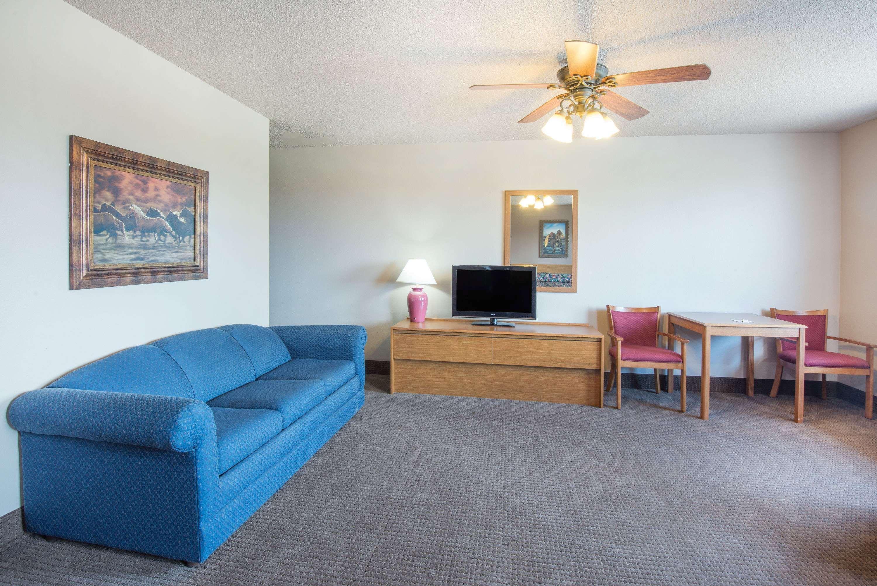 Super 8 By Wyndham Ks Hotel