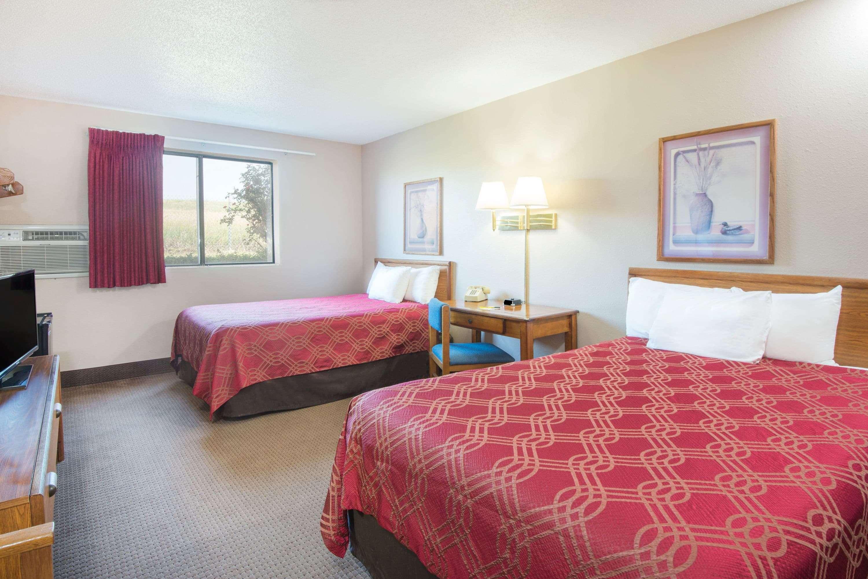 Super 8 By Wyndham Ks Hotel